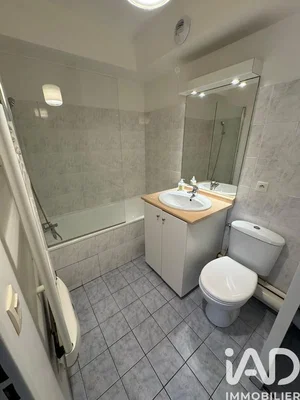 Купатило; плочице, реновиран, природно светло, модерни стил