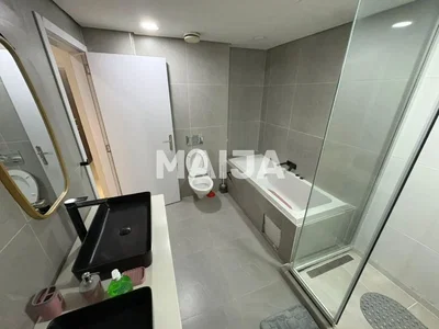 Badezimmer; fliesenboden, renoviert, tageslicht, moderner stil