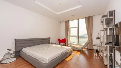 Camera da letto; vista, pavimento in legno, luce naturale, stile moderno