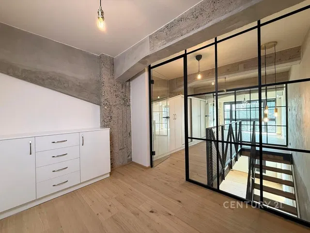 Wohnzimmer; holzboden, renoviert, tageslicht