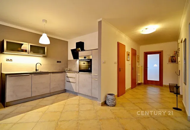 Cucina; pavimento in piastrelle, luce naturale, ristrutturato