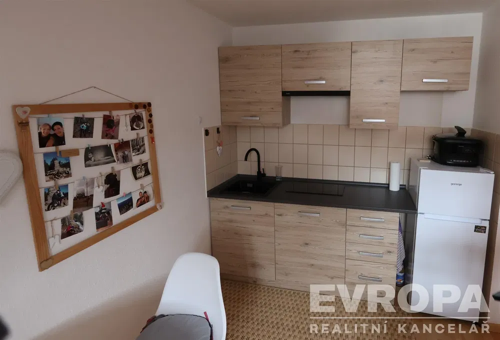 Küche; küchengeräte, fliesenboden