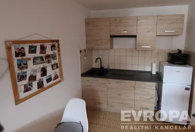 Küche; küchengeräte, fliesenboden