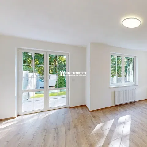 Dnevni boravak; pogled, prirodna svjetlost, drveni pod