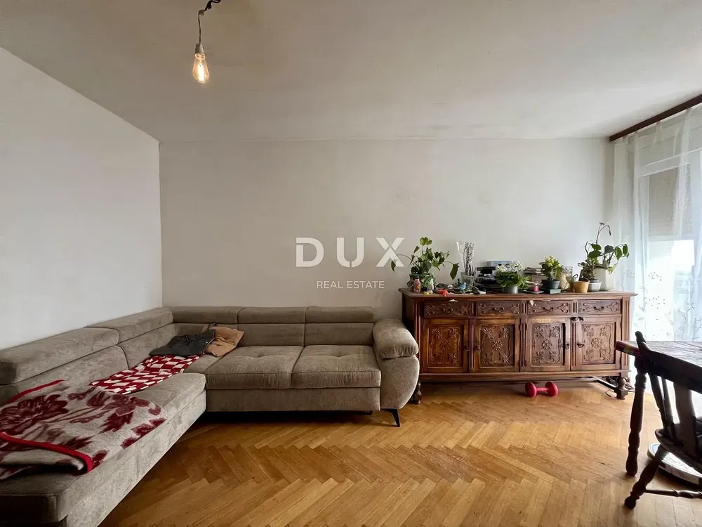 Dnevna soba; drveni pod, prirodno svjetlo