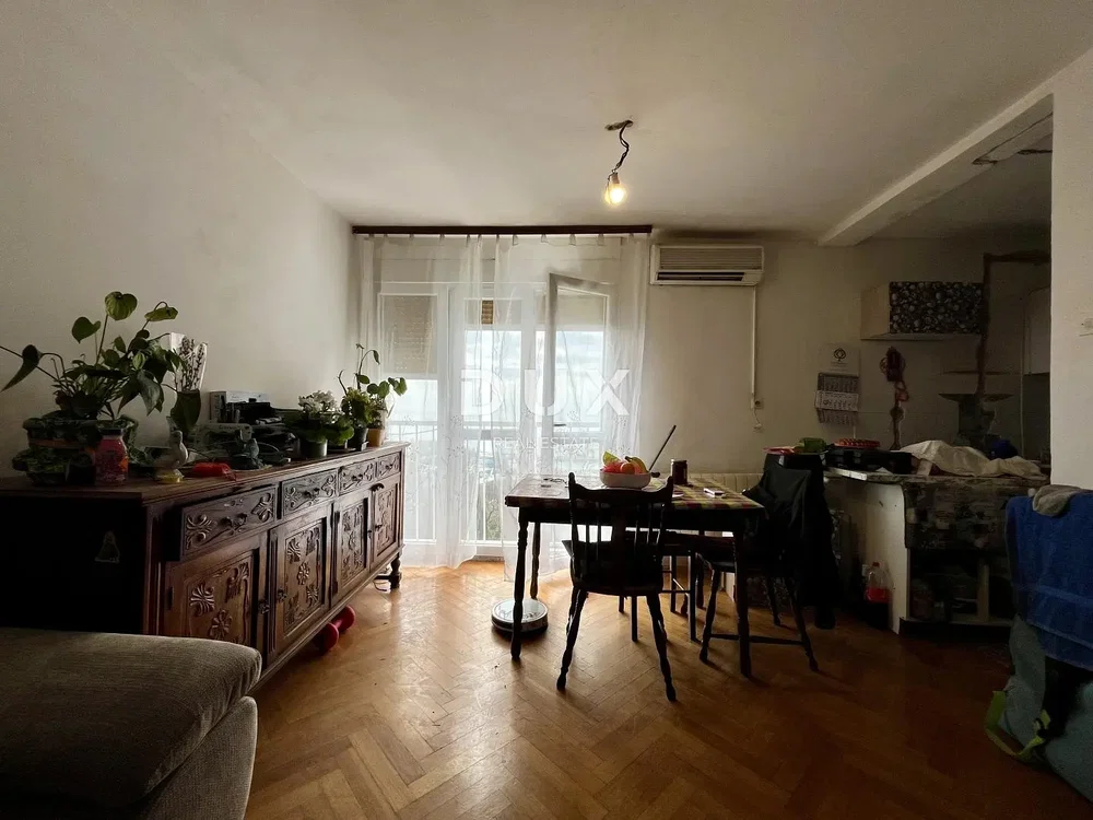 Kuhinja; prirodno svjetlo, drveni pod