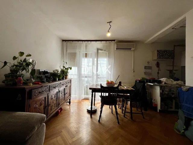 Kuhinja; prirodno svjetlo, drveni pod