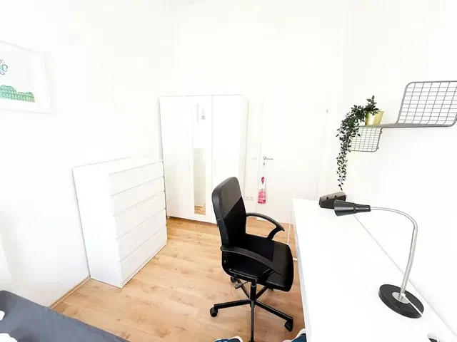 Camera da letto; pavimento in legno, luce naturale, stile moderno