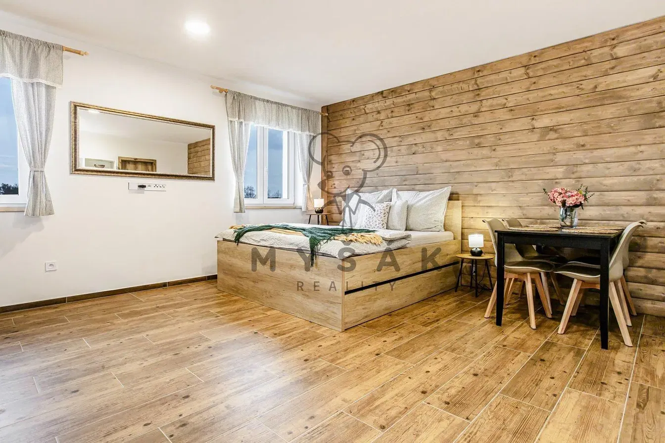 Camera da letto; pavimento in legno, luce naturale, stile rustico
