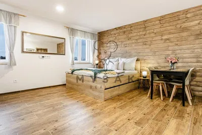 Camera da letto; pavimento in legno, luce naturale, stile rustico