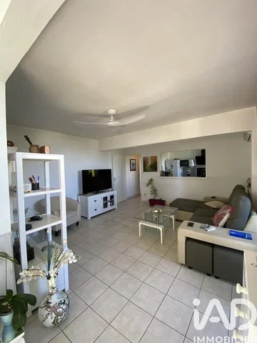 Σαλόνι; πλακάκια, φυσικό φως, μοντέρνο στυλ