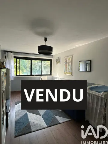 Camera da letto; vista, pavimento in legno, luce naturale