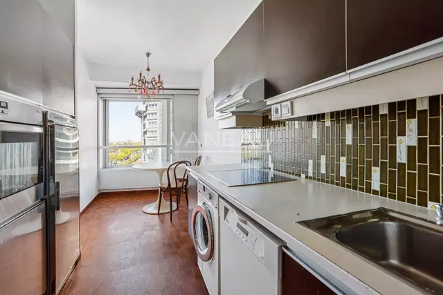 Cucina; elettrodomestici, pavimento in piastrelle, vista