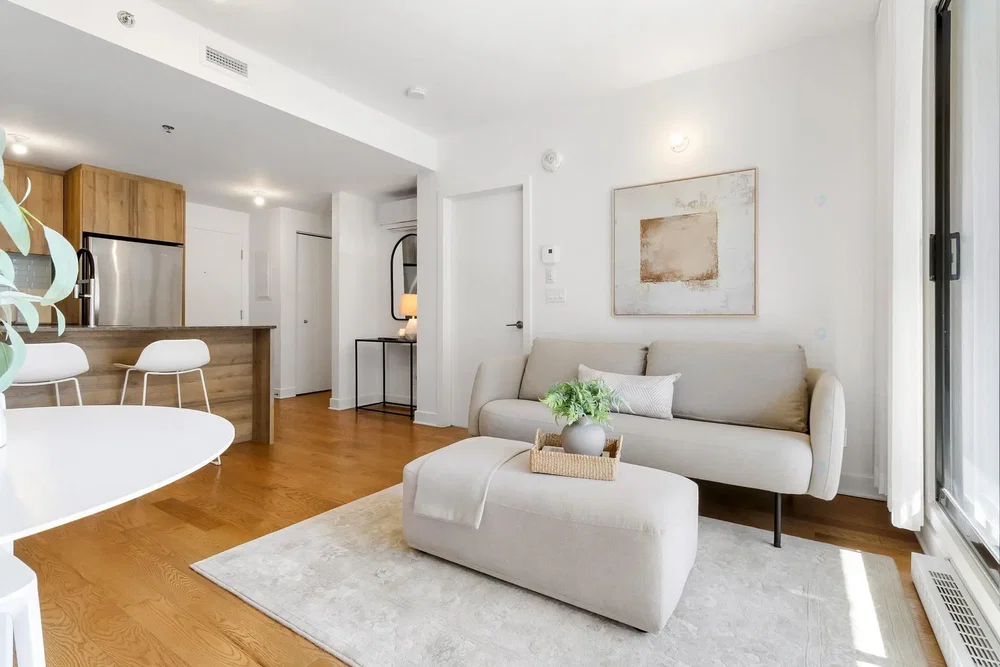 Dnevna soba; prirodno svjetlo, moderni stil, drveni pod