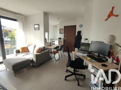 Oturma odası; manzara, fayans zemin, doğal ışık, modern stil