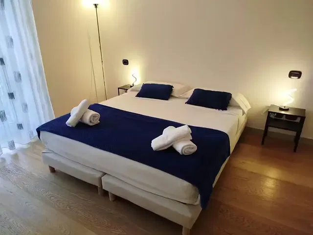 Schlafzimmer; holzboden, tageslicht