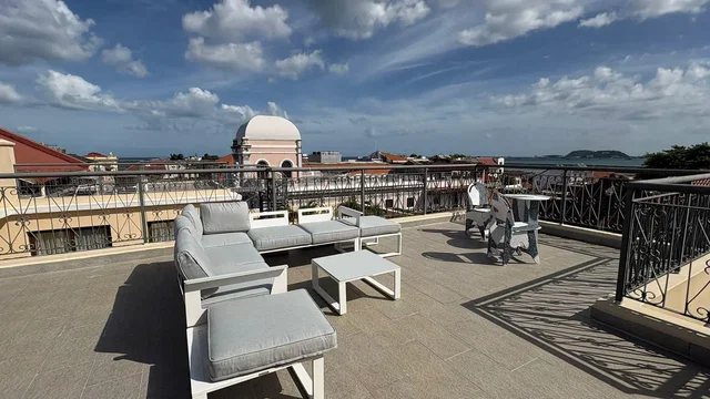 Terraza; vista, suelo de baldosas