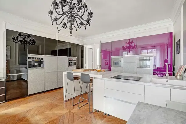 Cucina; elettrodomestici, pavimento in legno, stile moderno, luce naturale, ristrutturato