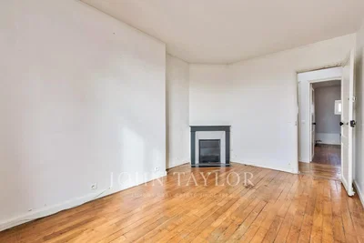 Dnevni boravak; kamin, drveni pod