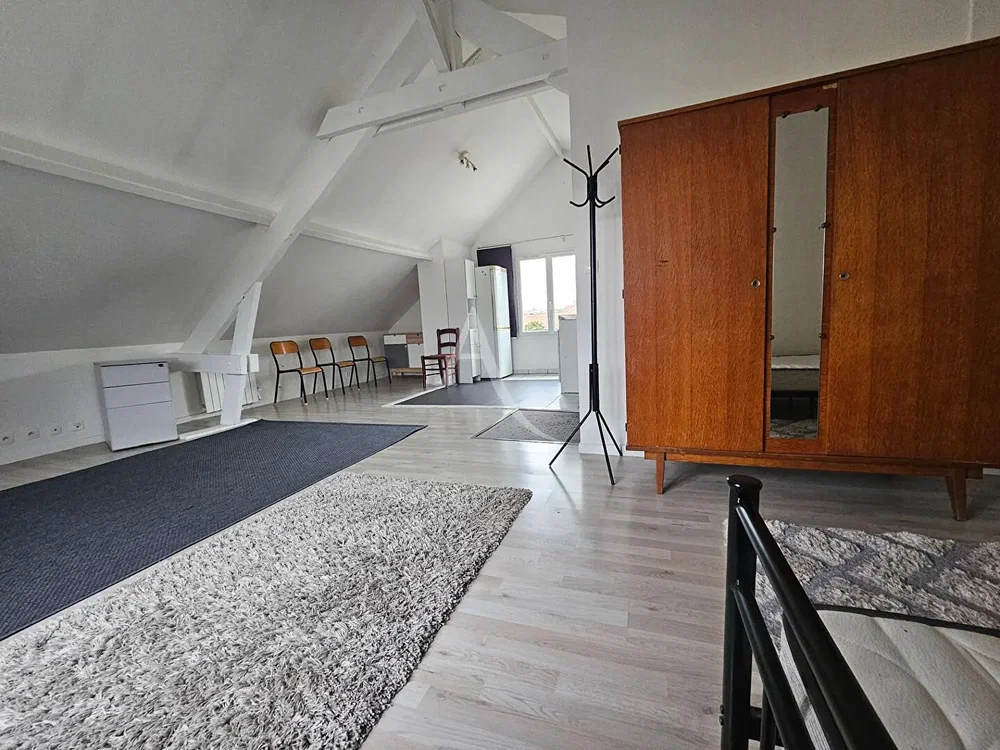 Slaapkamer; houten vloer, natuurlijk licht, moderne stijl