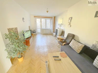 Oturma odası; doğal ışık, ahşap zemin, modern stil