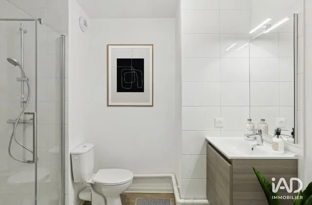 Bagno; pavimento in piastrelle, ristrutturato, luce naturale, stile moderno