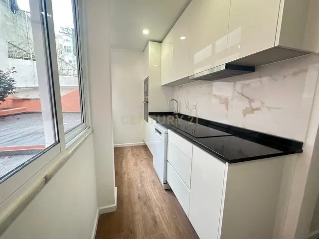 Keuken; keukenapparatuur, uitzicht, houten vloer, gerenoveerd, natuurlijk licht