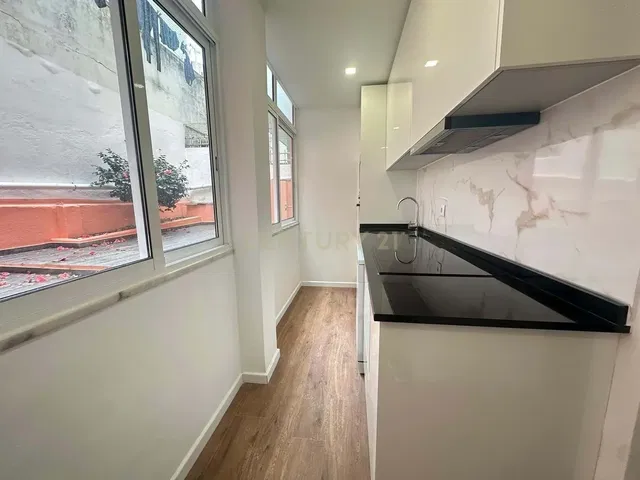 Keuken; uitzicht, houten vloer, gerenoveerd, natuurlijk licht