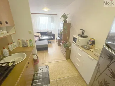 Kuhinja; kućanski aparati, prirodna svjetlost, moderan stil
