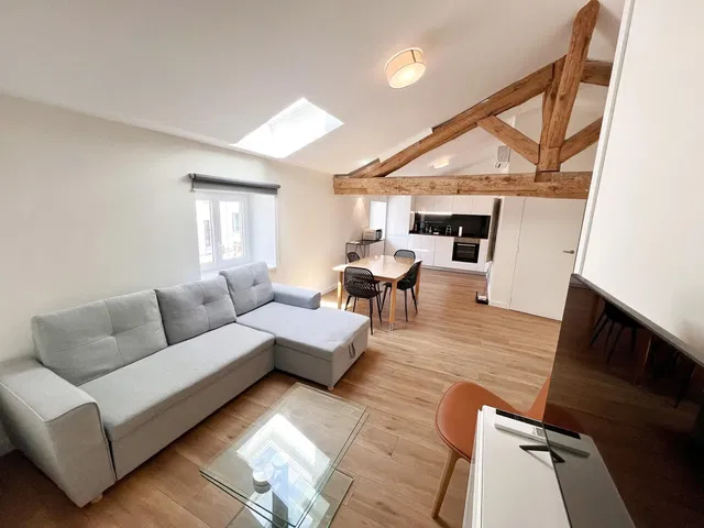 Oturma odası; ahşap kirişler, doğal ışık, modern stil