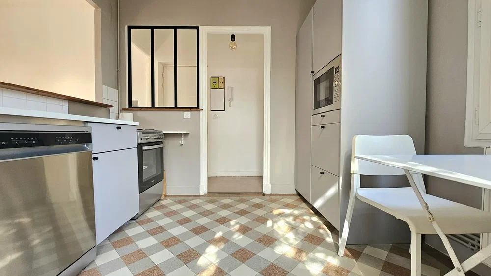 Cuisine; électroménager, carrelage, lumière naturelle