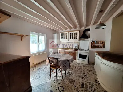 Cuisine; poutres en bois, carrelage, lumière naturelle