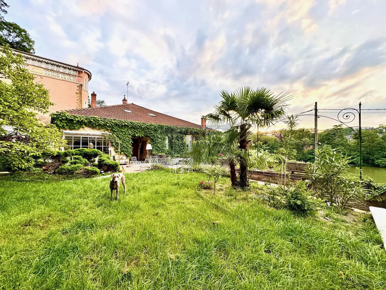 Maison et environs; vue, lumière naturelle
