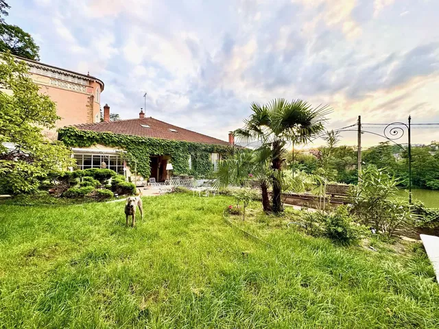 Maison et environs; vue, lumière naturelle