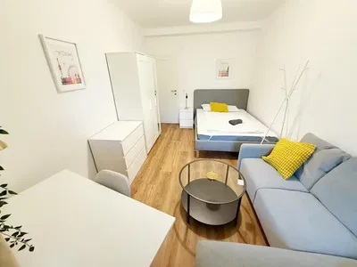 Spavaća soba; drveni pod, prirodno svjetlo, moderni stil