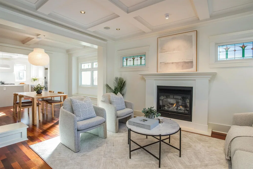 Oturma odası; şömine, doğal ışık, modern stil