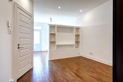 Yatak odası; ahşap zemin, doğal ışık