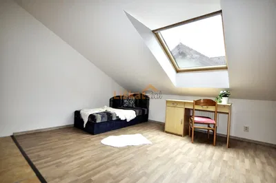 Schlafzimmer; tageslicht, holzboden