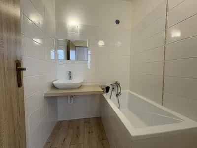Badezimmer; fliesenboden, renoviert, tageslicht, moderner stil