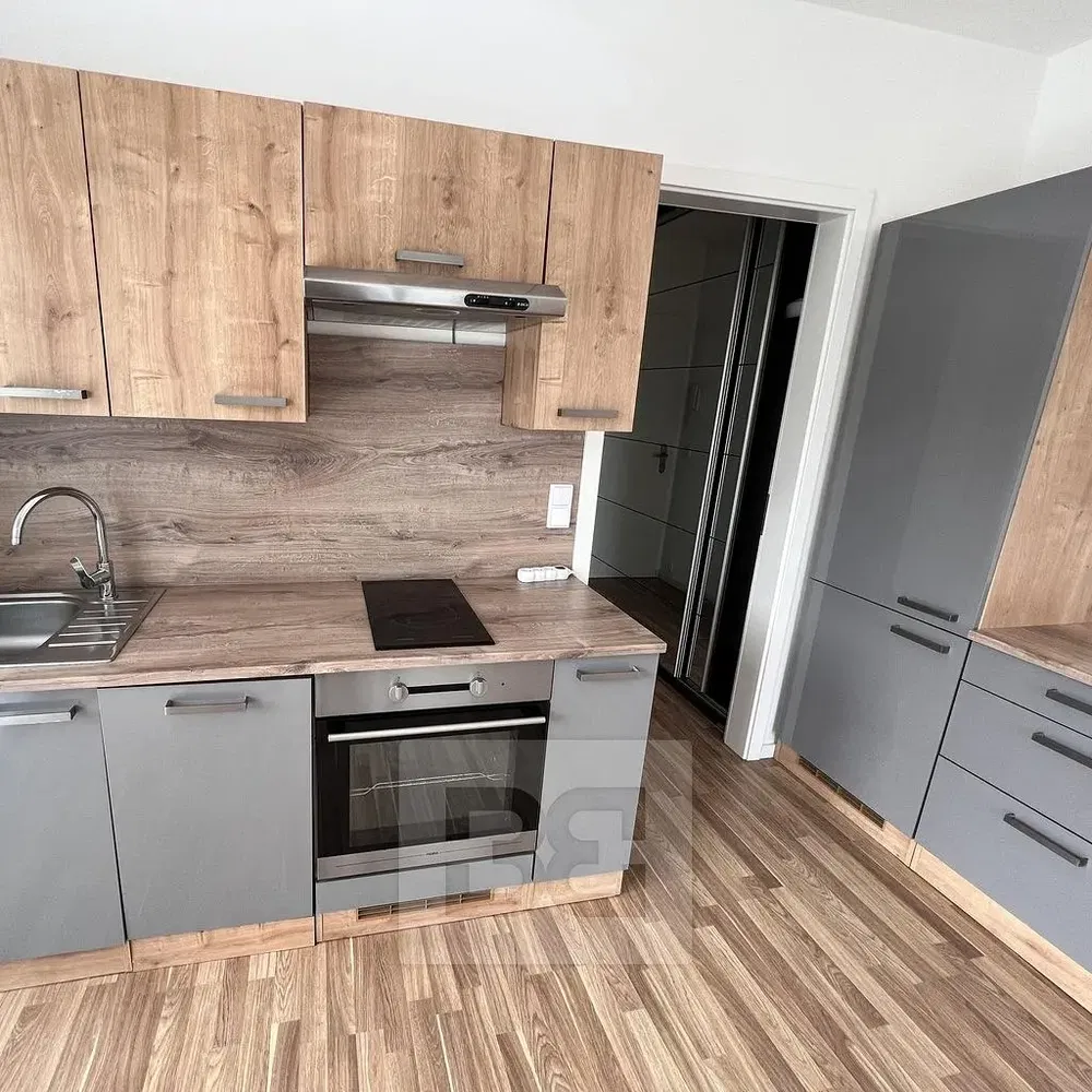 Mutfak; mutfak aletleri, tadilatlı, fayans zemin