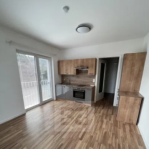 مطبخ; أجهزة المطبخ, أرضية خشبية, ضوء طبيعي