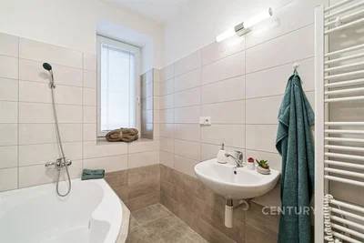 Купатило; плочице, природно светло, реновиран