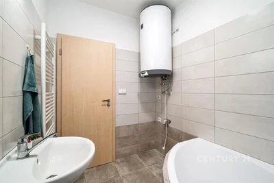 Kúpeľňa; ohrievač vody, dlažba, prirodzené svetlo, po rekonštrukcii