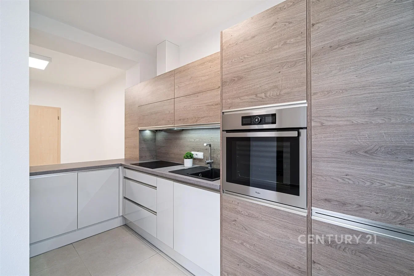 Cuisine; électroménager, carrelage, rénové, lumière naturelle, style moderne