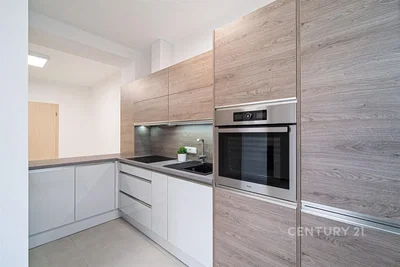 Cuisine; électroménager, carrelage, rénové, lumière naturelle, style moderne