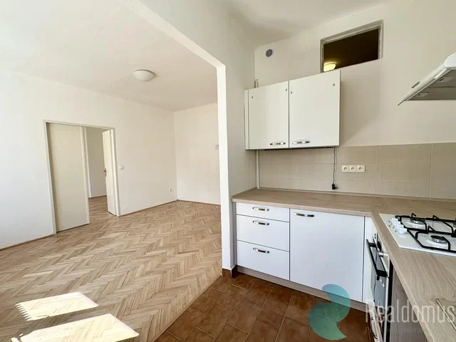 Cuisine; carrelage, parquet, lumière naturelle