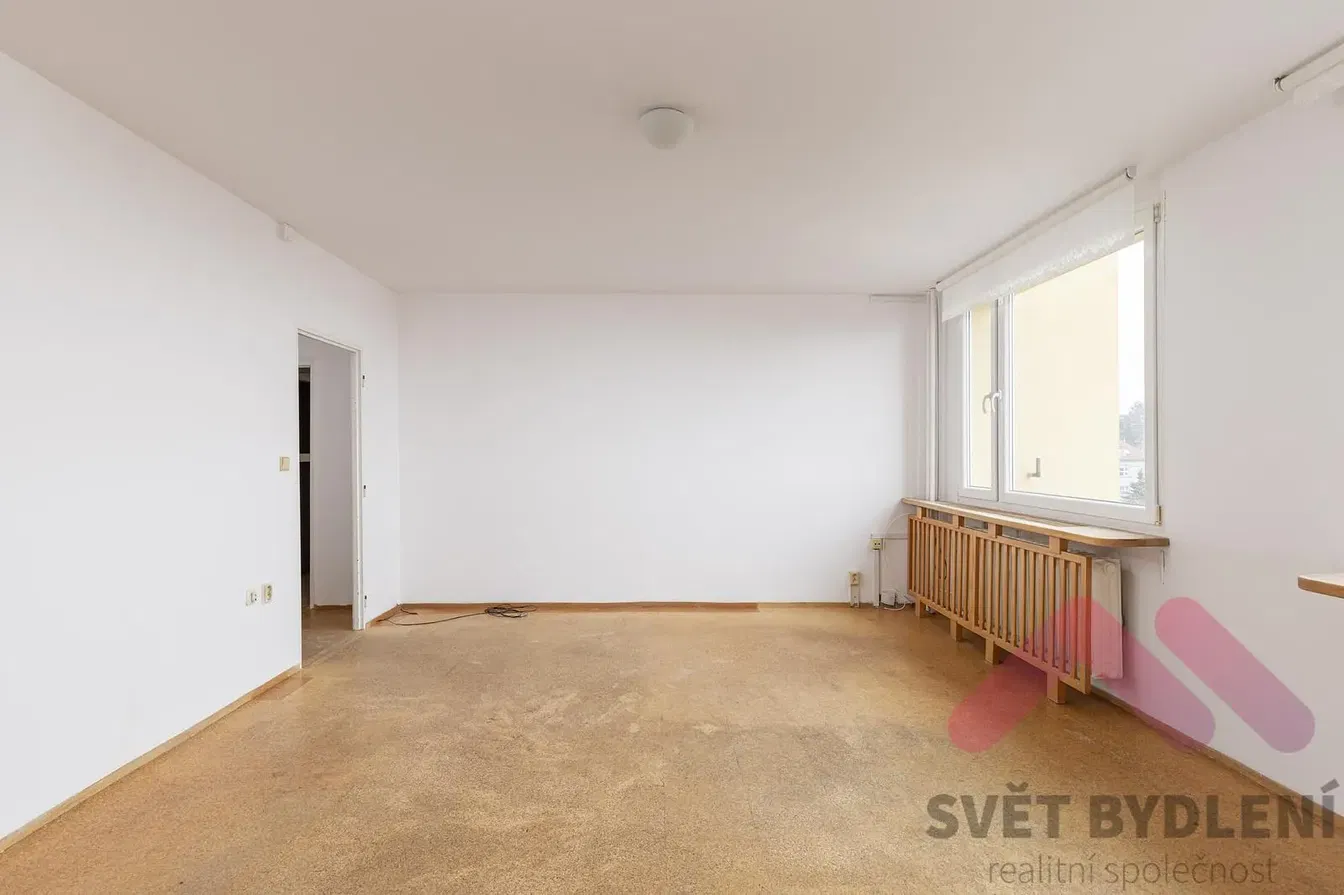 Woonkamer; renovatie nodig, natuurlijk licht