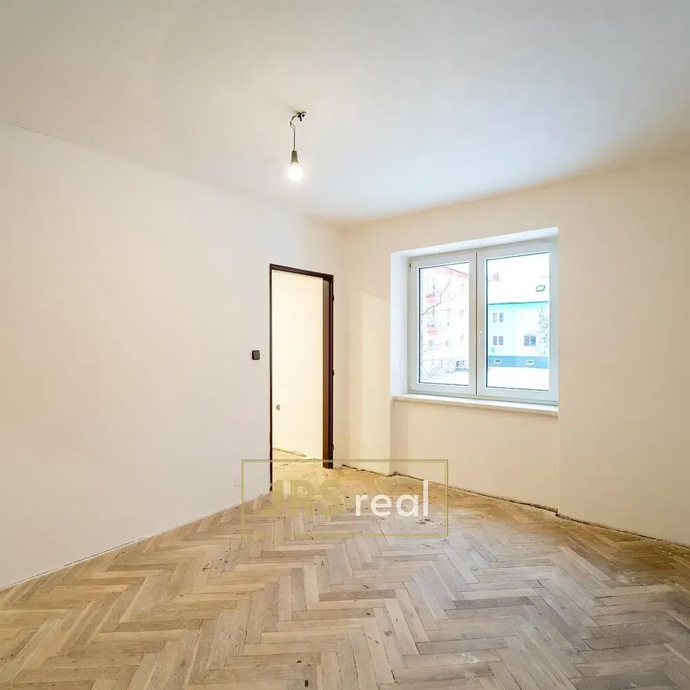 Schlafzimmer; holzboden, tageslicht