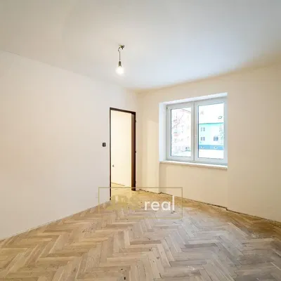 Schlafzimmer; holzboden, tageslicht