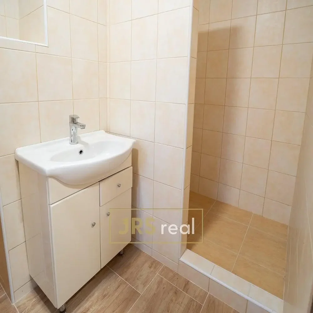 Баня; плочки, естествена светлина